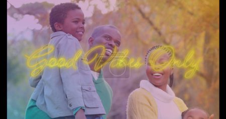 Téléchargez les photos : Image de bonnes vibrations que sur la famille afro-américaine heureuse dans le parc. Journée internationale des familles et concept de célébration image générée numériquement. - en image libre de droit