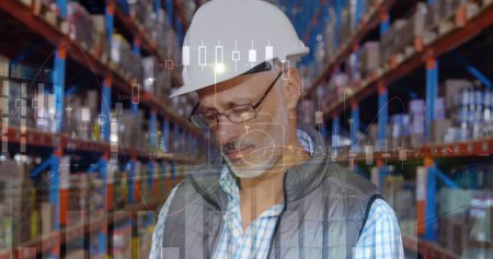 Téléchargez les photos : Image de traitement de données sur un travailleur masculin caucasien en entrepôt. concept global d'entreprise et d'interface numérique image générée numériquement. - en image libre de droit