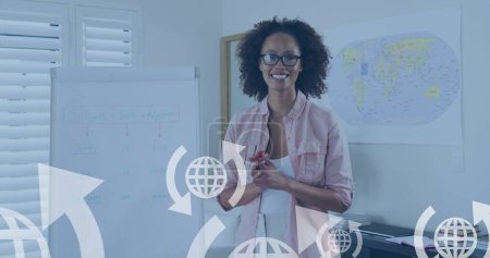 Image de globes et de flèches flottant sur une femme afro-américaine faisant une présentation. Business, connexions globales et concept de réseau image générée numériquement.