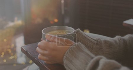 Bild einer Frau, die Tee über Wolken trinkt. Zeit allein zu Hause verbringen Konzept digital generiertes Bild.