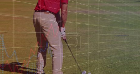 Téléchargez les photos : Image de traitement de données sur joueur de golf masculin caucasien. Concept mondial de sport et d'interface numérique image générée numériquement. - en image libre de droit