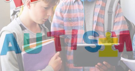 Bild des Autismus Text über verschiedene Schulkinder mit Tablet. Monat des Autismus-Bewusstseins und Feier-Konzept digital generiertes Bild.