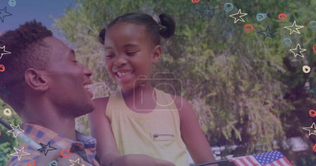 Bild von Sternen über einem glücklichen afrikanisch-amerikanischen Vater mit Tochter, die amerikanische Fahnen schwenkt. Internationaler Tag der Familien und Festkonzept digital generiertes Image.