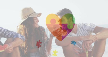 Téléchargez les photos : Image de pièces de puzzle colorées coeur sur les amis heureux à la fête de plage d'été. autisme, difficultés d'apprentissage, concept de soutien et de sensibilisation image générée numériquement. - en image libre de droit