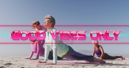 Foto de Imagen de texto solo buenas vibraciones, en rosa brillante, con mujeres mayores felices haciendo yoga en la playa. sentimientos positivos y concepto de bienestar, imagen generada digitalmente. - Imagen libre de derechos