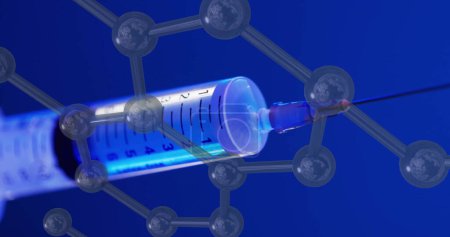 Foto de Imagen de estructuras moleculares sobre jeringa sobre fondo azul. Ciencia, investigación y concepto de laboratorio imagen generada digitalmente. - Imagen libre de derechos