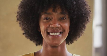 Téléchargez les photos : Portrait de femme afro-américaine. concept global de réseaux, d'entreprises et de connexions image générée numériquement. - en image libre de droit