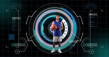 Imagen del jugador de baloncesto caucásico sobre el escaneo del visor sobre fondo negro. deporte, conexiones y concepto de interfaz digital imagen generada digitalmente.