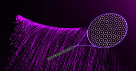 Foto de Imagen de raqueta de tenis en movimiento y senderos de color púrpura sobre fondo negro. Educación, artículos escolares y concepto escolar, imagen generada digitalmente. - Imagen libre de derechos