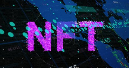 Foto de Imagen digital de púrpura nft banner de texto sobre el mapa del mundo sobre fondo negro. Concepto criptomoneda y tecnología empresarial - Imagen libre de derechos