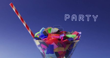 Bild des Parteitextes über Parteikonfetti im Cocktailglas im Hintergrund. Geburtstagsparty, Party, Fest- und Feierkonzept digital generiertes Image.