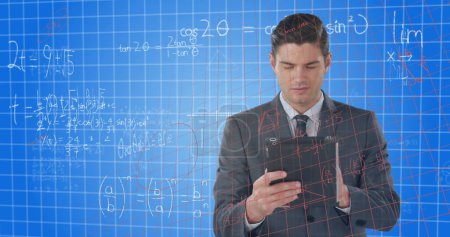 Foto de Ecuaciones matemáticas contra hombre de negocios caucásico usando tableta digital contra fondo azul. concepto global de negocios y tecnología - Imagen libre de derechos