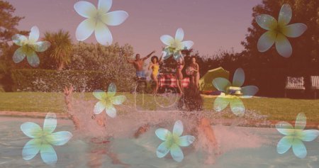 Foto de Imagen de iconos de flores sobre amigos caucásicos sonrientes en la fiesta de la piscina. concepto de interfaz digital y deporte global imagen generada digitalmente. - Imagen libre de derechos