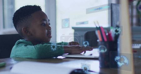 Téléchargez les photos : Image d'icônes sur un garçon afro-américain heureux faisant ses devoirs. l'enfance, l'éducation et les responsabilités concept image générée numériquement. - en image libre de droit