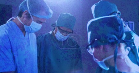 Téléchargez les photos : Image de lumières mobiles sur un groupe de chirurgiens en salle d'opération. Concept mondial de pandémie de coronavirus image générée numériquement. - en image libre de droit