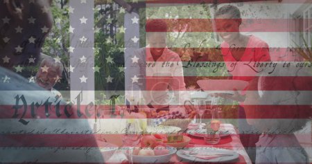 Foto de Imagen de la bandera de Estados Unidos de América ondeando sobre la sonriente familia afroamericana. patriotismo americano, concepto de independencia y celebración imagen generada digitalmente. - Imagen libre de derechos