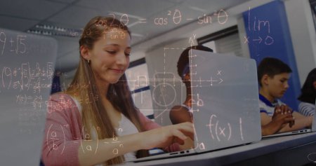 Téléchargez les photos : Image d'équations mathématiques sur des écoliers utilisant un ordinateur portable. concept global d'éducation, de technologie et de connexions image générée numériquement. - en image libre de droit