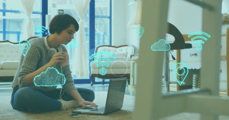 Bild der Wolke und Wifi-Symbole und Datenverarbeitung über kaukasische Frau mit Laptop. Globales Geschäft, Finanzen, Cloud Computing und Datenverarbeitungskonzept digital generiertes Bild.