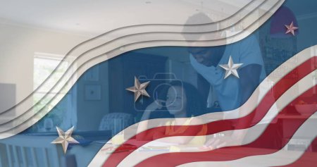 Foto de Imagen de la bandera de EE.UU. ondeando sobre el padre afroamericano haciendo tarea con su hija. patriotismo americano, concepto de independencia y celebración imagen generada digitalmente. - Imagen libre de derechos