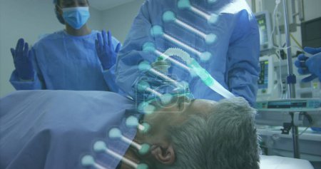 Téléchargez les photos : Image d'ADN sur les médecins caucasiens et le patient âgé avant l'opération. Scinece, concept santé et médecine image générée numériquement. - en image libre de droit