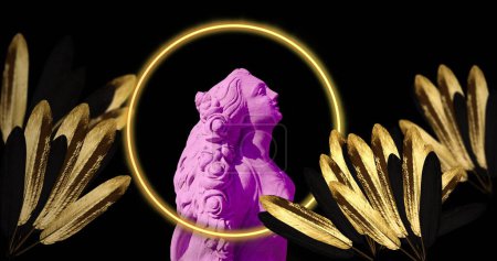 Téléchargez les photos : Un buste violet est mis en valeur par un halo doré, entouré de feuilles métalliques. L'œuvre crée un contraste saisissant avec ses couleurs vives sur le fond sombre. - en image libre de droit