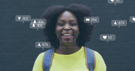 Bild der Benachrichtigungen in den sozialen Medien über das Porträt einer lächelnden Afroamerikanerin. globale Kommunikationstechnologie und soziales Netzwerkkonzept digital generiertes Bild.