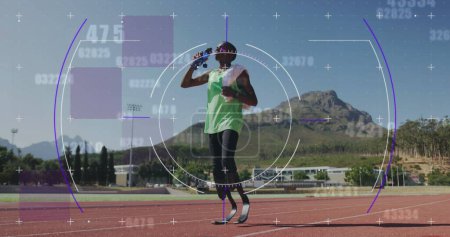 Bild der digitalen Datenverarbeitung über behinderte männliche Athleten mit Laufklingen, die Wasser trinken. globaler Sport, Wettbewerb, Behinderung und digitales Schnittstellenkonzept digital generiertes Image.