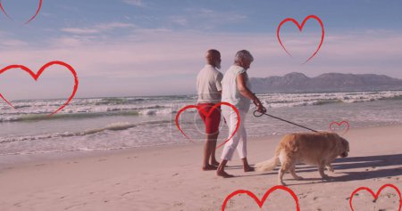 Téléchargez les photos : Image de cœurs sur couple afro-américain senior avec chien sur une plage ensoleillée. retraite saine et active concept de vacances à la plage image générée numériquement. - en image libre de droit