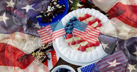 Téléchargez les photos : Image des drapeaux des Etats-Unis sur les gâteaux et les desserts. fête des présidents, fête de l'indépendance et concept de patriotisme américain image générée numériquement. - en image libre de droit