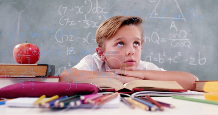Téléchargez les photos : Image de formules mathématiques sur un garçon caucasien réfléchi apprenant à l'école. apprentissage, éducation et concept scolaire image générée numériquement. - en image libre de droit