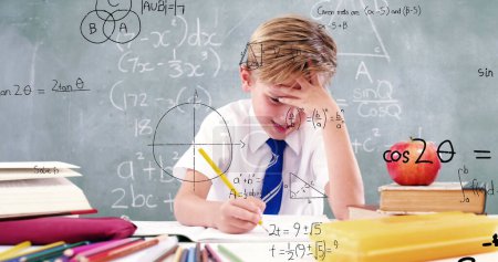 Téléchargez les photos : Image de formules mathématiques sur un garçon caucasien concentré faisant ses devoirs. apprentissage, éducation et concept scolaire image générée numériquement. - en image libre de droit