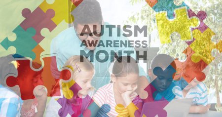Téléchargez les photos : Image de puzzles colorés et mois de sensibilisation à l'autisme sur l'homme caucasien et les enfants divers. Mois de sensibilisation à l'autisme et concept de santé des enfants, image générée numériquement. - en image libre de droit