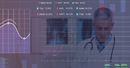 Bild der Datenverarbeitung über kaukasischen männlichen Arzt mit Akte. Globale Medizin, Gesundheitsdienstleistungen, Verbindungen, Computer- und Datenverarbeitungskonzept, digital generiertes Bild.