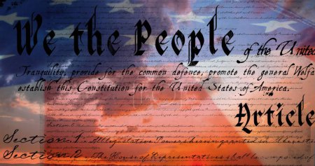 Foto de Imagen digital de una constitución escrita de los Estados Unidos moviéndose en la pantalla con una bandera mientras que el fondo muestra el cielo con nubes. 4k - Imagen libre de derechos