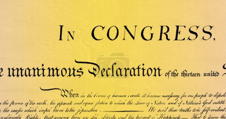 Foto de Imagen digital de una constitución escrita de los Estados Unidos moviéndose en la pantalla sobre un fondo de degradado amarillo y beige. 4k - Imagen libre de derechos