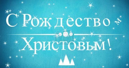 Foto de Imagen de saludos navideños en ruso sobre nieve cayendo sobre fondo azul. Navidad ortodoxa, tradición y concepto de celebración, imagen generada digitalmente. - Imagen libre de derechos
