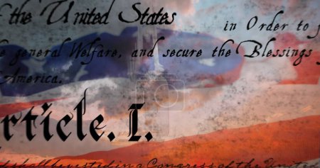 Digitales Bild der geschriebenen Verfassung der Vereinigten Staaten, die sich auf dem Bildschirm mit Flagge bewegt, während der Hintergrund den Himmel mit Wolken zeigt. 4k