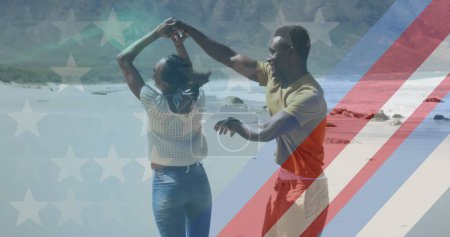 Foto de Imagen de bandera americana sobre pareja afroamericana bailando en la playa. patriotismo y concepto de celebración, imagen generada digitalmente. - Imagen libre de derechos
