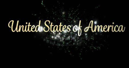 Foto de La imagen digital de un texto de Estados Unidos de América en cursiva aparece en la pantalla con fuegos artificiales verdes explotando en el fondo. 4k - Imagen libre de derechos