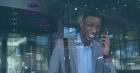 Bild der Datenverarbeitung über einen afrikanisch-amerikanischen Geschäftsmann, der mit dem Smartphone spricht. Business, Kommunikation, Technologie, Computing und digitales Schnittstellenkonzept, digital generiertes Image.