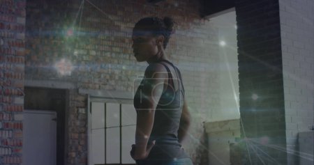 Téléchargez les photos : Image d'un réseau lumineux de connexions sur une femme afro-américaine en forme prenant une pause. Concept de technologie du sport et fitness, - en image libre de droit