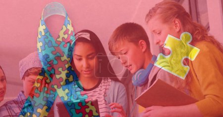 Téléchargez les photos : Image de puzzle coloré et ruban sur divers enfants en utilisant une tablette. Mois de sensibilisation à l'autisme et concept de santé des enfants, image générée numériquement. - en image libre de droit