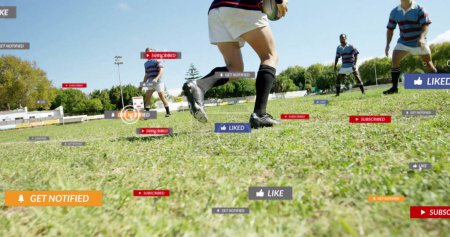 Téléchargez les photos : Image des notifications des médias sociaux sur les joueurs de rugby masculins caucasiens en match. Sport, équipe, compétition, réseau social, interface numérique, internet et communication, image générée numériquement. - en image libre de droit