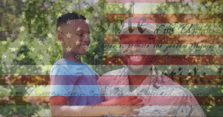 Foto de Imagen del soldado masculino abrazando a su hijo sonriente sobre la bandera americana. soldado volviendo a casa al concepto familiar, imagen generada digitalmente. - Imagen libre de derechos