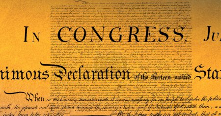 Foto de Imagen digital de una constitución escrita de los Estados Unidos moviéndose en la pantalla sobre un fondo marrón. 4k - Imagen libre de derechos