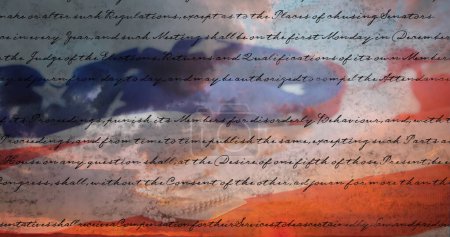 Digitales Bild der geschriebenen Verfassung der Vereinigten Staaten, die sich auf dem Bildschirm mit Flagge bewegt, während der Hintergrund den Himmel mit Wolken zeigt. 4k