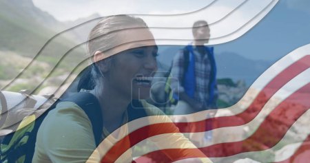 Bild einer amerikanischen Flagge über einem afrikanischen amerikanischen Paar, das in den Bergen lächelt. Patriotismus und Feierkonzept, digital generiertes Image.