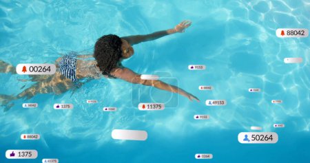 Image de notifications de médias sociaux sur la femme biraciale nageant dans une piscine ensoleillée. Détente, vacances, réseau social, interface numérique, internet et communication, image générée numériquement.