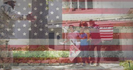 Téléchargez les photos : Image d'un soldat embrassant une famille souriante au-dessus du drapeau américain. soldat de retour à la maison au concept de la famille, image générée numériquement. - en image libre de droit