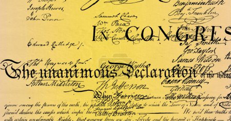 Digitales Bild der geschriebenen Verfassung der Vereinigten Staaten, das sich auf dem Bildschirm vor gelbem und beigefarbenem Hintergrund bewegt. 4k